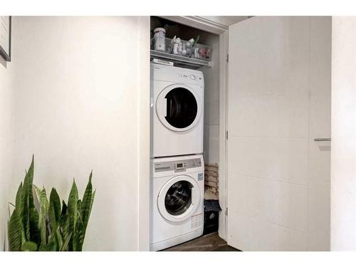 2108-930 6 Avenue Sw, Calgary, AB - Indoor Photo Showing Laundry Room