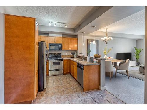 218-208 Holy Cross Sw, Calgary, AB - Indoor Photo Showing Kitchen