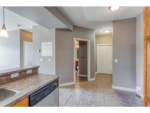 218-208 Holy Cross Sw, Calgary, AB - Indoor Photo Showing Kitchen