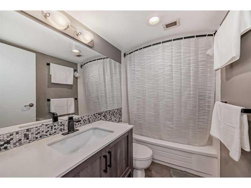 208-1330 15 Avenue Sw, Calgary, AB - Indoor Photo Showing Bathroom