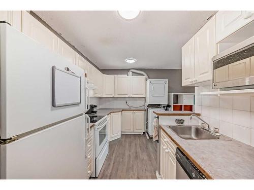 208-1330 15 Avenue Sw, Calgary, AB - Indoor Photo Showing Kitchen