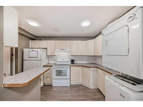 208-1330 15 Avenue Sw, Calgary, AB - Indoor Photo Showing Kitchen