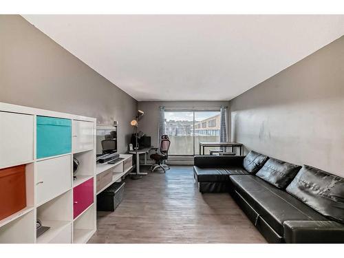 208-1330 15 Avenue Sw, Calgary, AB - Indoor Photo Showing Living Room