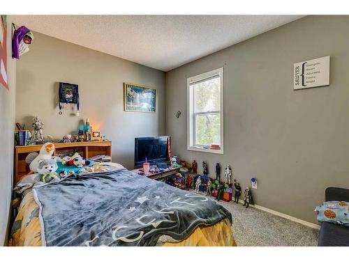 137 Bridlewood Lane Sw, Calgary, AB - Indoor Photo Showing Bedroom