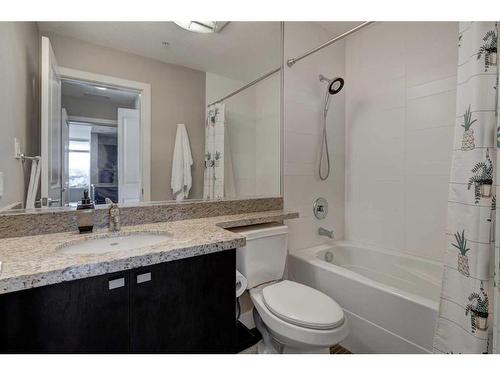 1006-77 Spruce Place Sw, Calgary, AB - Indoor Photo Showing Bathroom