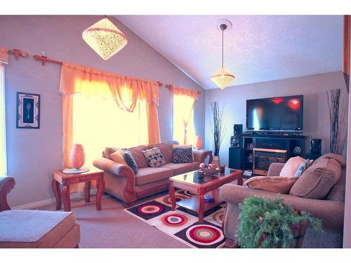 118 Everglen Crescent Sw, Calgary, AB - Indoor Photo Showing Living Room