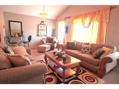 118 Everglen Crescent Sw, Calgary, AB - Indoor Photo Showing Living Room