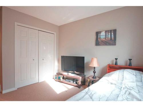 118 Everglen Crescent Sw, Calgary, AB - Indoor Photo Showing Bedroom