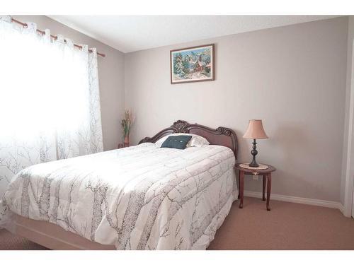 118 Everglen Crescent Sw, Calgary, AB - Indoor Photo Showing Bedroom