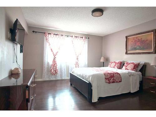 118 Everglen Crescent Sw, Calgary, AB - Indoor Photo Showing Bedroom