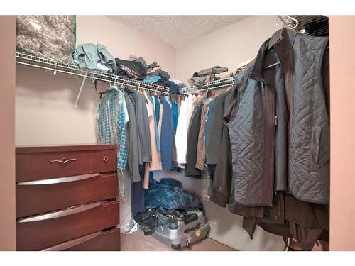 118 Everglen Crescent Sw, Calgary, AB - Indoor With Storage