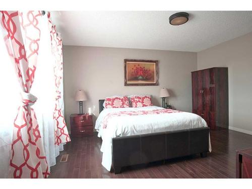 118 Everglen Crescent Sw, Calgary, AB - Indoor Photo Showing Bedroom