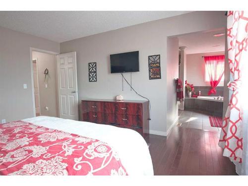 118 Everglen Crescent Sw, Calgary, AB - Indoor Photo Showing Bedroom