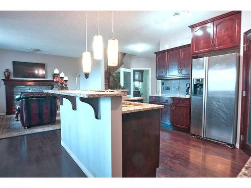 118 Everglen Crescent Sw, Calgary, AB - Indoor Photo Showing Kitchen