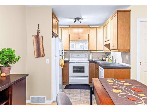 2-614 3Rd Street, Canmore, AB - Indoor Photo Showing Kitchen