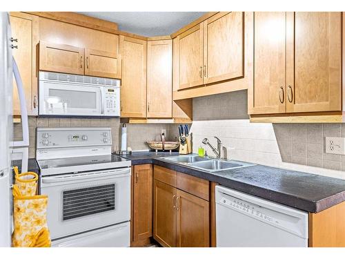 2-614 3Rd Street, Canmore, AB - Indoor Photo Showing Kitchen With Double Sink