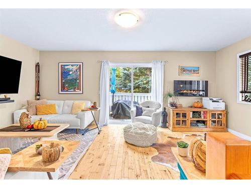 2-614 3Rd Street, Canmore, AB - Indoor Photo Showing Living Room