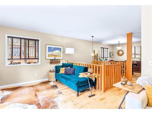 2-614 3Rd Street, Canmore, AB - Indoor Photo Showing Living Room