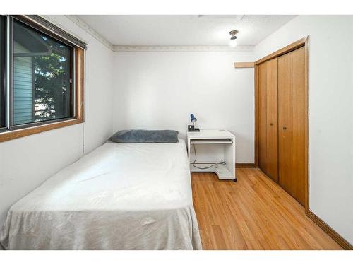 103 Sandstone Way Nw, Calgary, AB - Indoor Photo Showing Bedroom