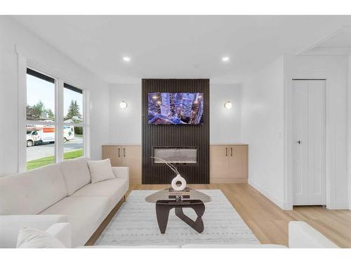 967 Bracewood Rise Sw, Calgary, AB - Indoor Photo Showing Living Room