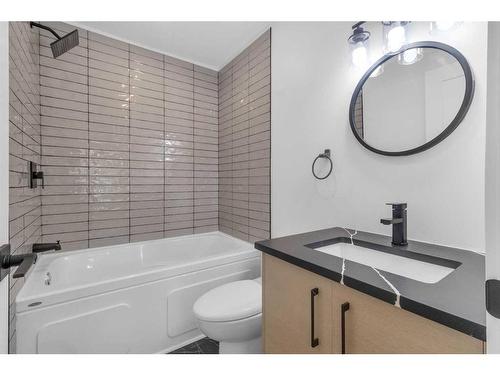 967 Bracewood Rise Sw, Calgary, AB - Indoor Photo Showing Bathroom