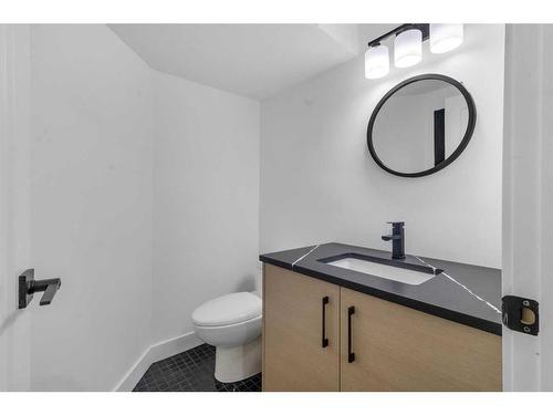 967 Bracewood Rise Sw, Calgary, AB - Indoor Photo Showing Bathroom