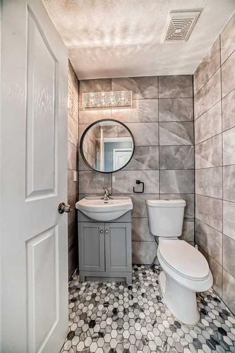 808 Luxstone Square Sw, Airdrie, AB - Indoor Photo Showing Bathroom