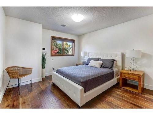 738 Crescent Road Nw, Calgary, AB - Indoor Photo Showing Bedroom