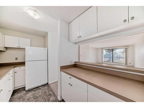 516-9800 Horton Road Sw, Calgary, AB - Indoor Photo Showing Kitchen