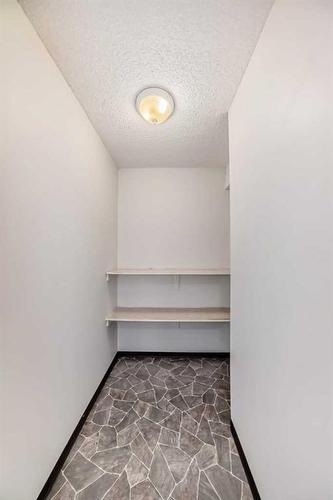 516-9800 Horton Road Sw, Calgary, AB - Indoor Photo Showing Other Room