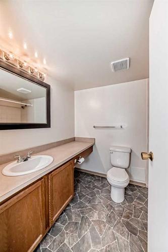 516-9800 Horton Road Sw, Calgary, AB - Indoor Photo Showing Bathroom