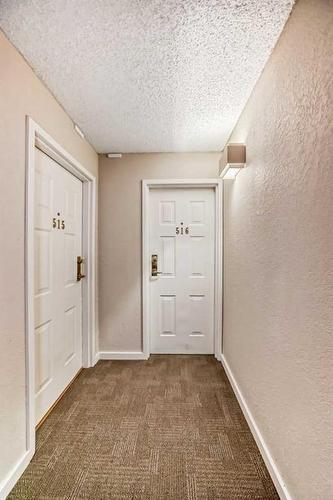 516-9800 Horton Road Sw, Calgary, AB - Indoor Photo Showing Other Room