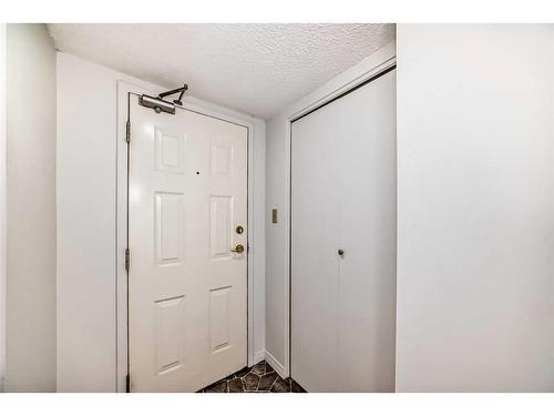 516-9800 Horton Road Sw, Calgary, AB - Indoor Photo Showing Other Room