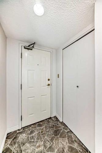 516-9800 Horton Road Sw, Calgary, AB - Indoor Photo Showing Other Room