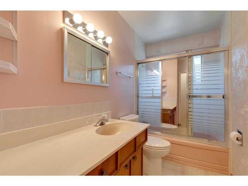 3132 Brentwood Boulevard Nw, Calgary, AB - Indoor Photo Showing Bathroom