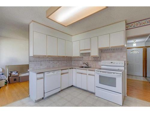 3132 Brentwood Boulevard Nw, Calgary, AB - Indoor Photo Showing Kitchen