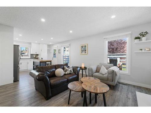 108 Cantrell Drive Sw, Calgary, AB - Indoor Photo Showing Living Room