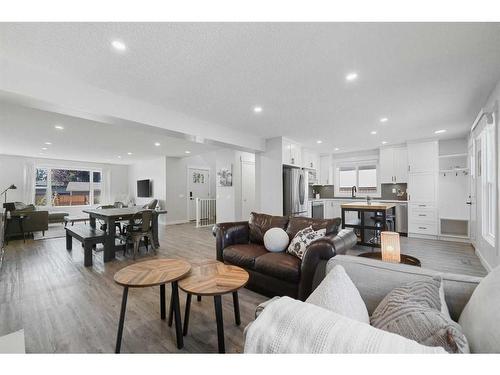 108 Cantrell Drive Sw, Calgary, AB - Indoor Photo Showing Living Room