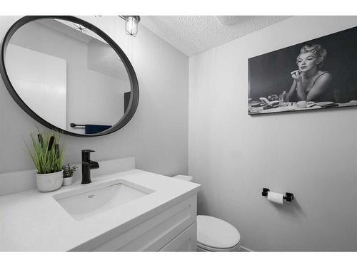 108 Cantrell Drive Sw, Calgary, AB - Indoor Photo Showing Bathroom