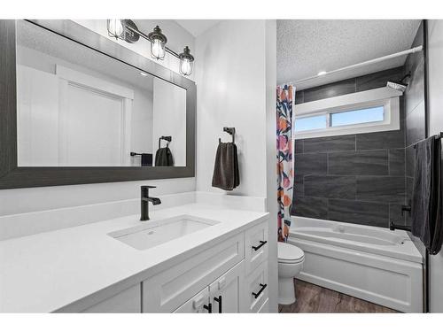 108 Cantrell Drive Sw, Calgary, AB - Indoor Photo Showing Bathroom