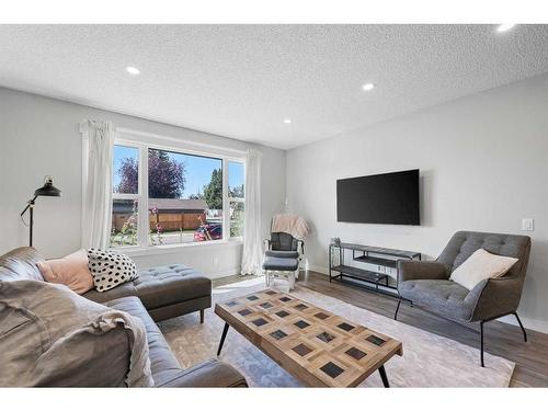 108 Cantrell Drive Sw, Calgary, AB - Indoor Photo Showing Living Room