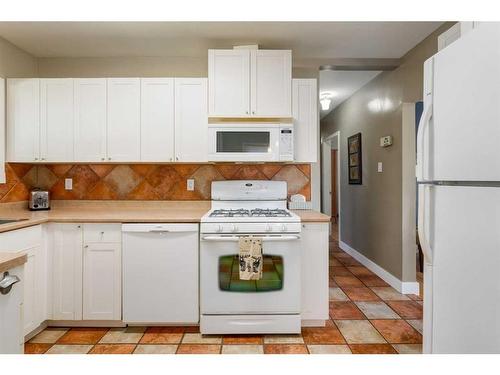 202 27 Avenue Ne, Calgary, AB - Indoor Photo Showing Kitchen