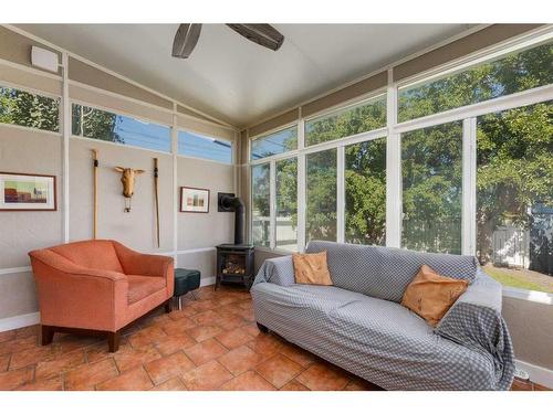 202 27 Avenue Ne, Calgary, AB - Indoor Photo Showing Living Room