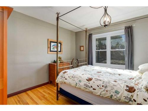 202 27 Avenue Ne, Calgary, AB - Indoor Photo Showing Bedroom