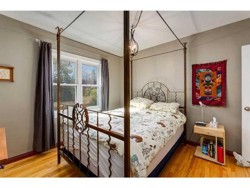 202 27 Avenue Ne, Calgary, AB - Indoor Photo Showing Bedroom