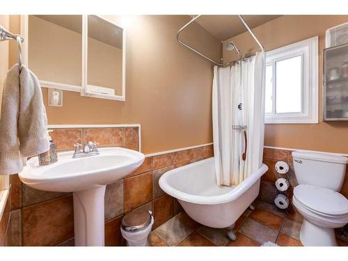 202 27 Avenue Ne, Calgary, AB - Indoor Photo Showing Bathroom