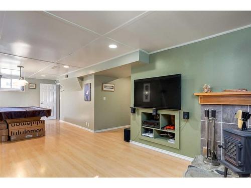 202 27 Avenue Ne, Calgary, AB - Indoor With Fireplace