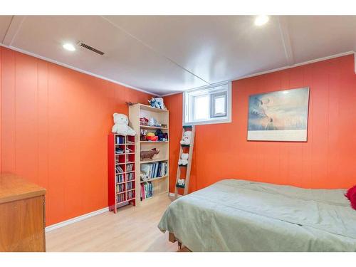 202 27 Avenue Ne, Calgary, AB - Indoor Photo Showing Bedroom