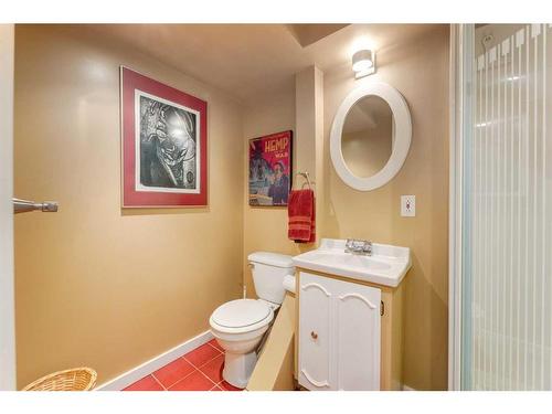 202 27 Avenue Ne, Calgary, AB - Indoor Photo Showing Bathroom