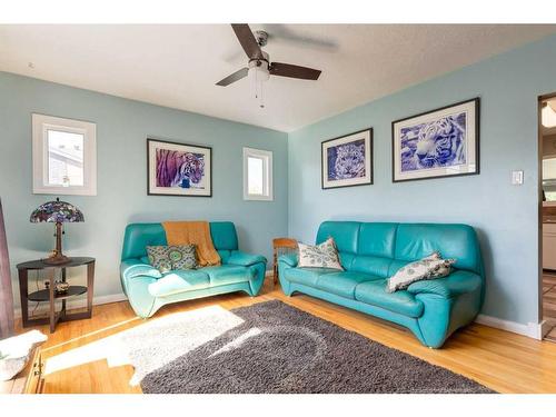 202 27 Avenue Ne, Calgary, AB - Indoor Photo Showing Living Room